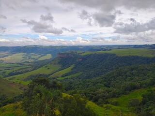 Naklejka premium Paisagem do horizonte com numvem no ceu e a vista do vale verde