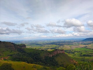 Paisagem do horizonte com numvem no ceu e a vista do vale verde