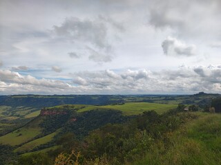 Paisagem do horizonte com numvem no ceu e a vista do vale verde