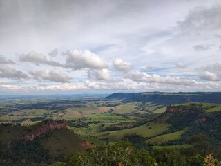 Paisagem do horizonte com numvem no ceu e a vista do vale verde