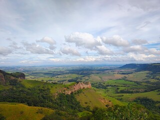 Paisagem do horizonte com numvem no ceu e a vista do vale verde