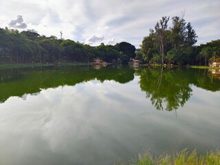 foto do lago com reflexo da paisagem