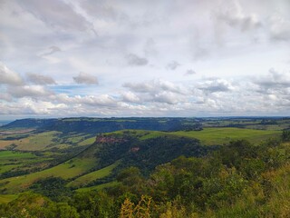 Paisagem do horizonte com numvem no ceu e a vista do vale verde