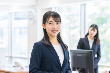 オフィスで働くビジネスウーマン