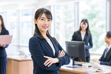 オフィスで働くビジネスウーマン