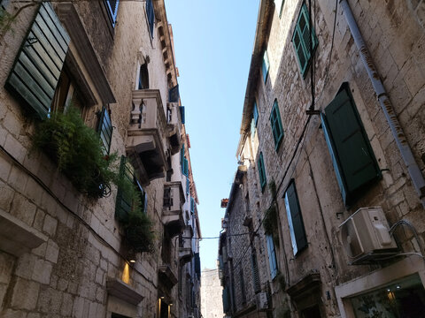 Fototapeta Ancient streets of Europe. Yellow stone houses. Split city in Croatia.