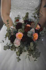 Mariée qui tien son bouquet de mariage dans les mains