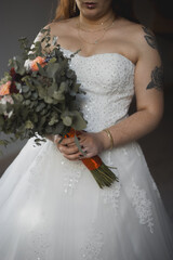 Mariée qui tien son bouquet de mariage dans les mains