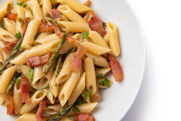 Piatto di penne con asparagi selvatici e guanciale croccante, pasta italiana 