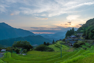 夕暮れに浮かぶ丸山千枚田と重なる山並み
