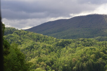 Obraz premium Mountains in the backdrop of a Tennessee highway