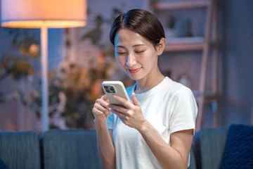 Zelfklevend Fotobehang スマホを使う女性 © naka
