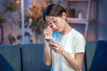  スマホを使う女性 © naka