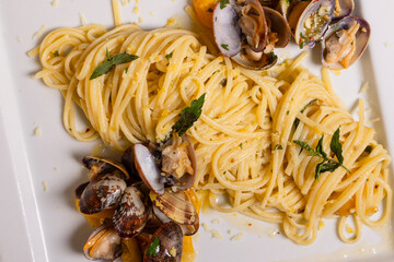 Spaghetto a vongole con peperoncino e prezzemolo servito in un ristorante elegante