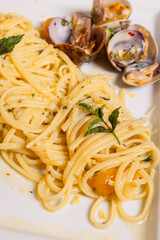 Spaghetto a vongole con peperoncino e prezzemolo servito in un ristorante elegante 