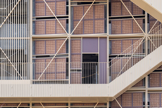 Fototapeta Modern staircase and facade with grid pattern, clean lines and beige tones, great for architectural abstraction and minimal visual identity in design contexts.