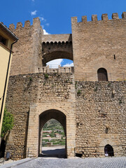 Detalle de las murallas y entrada a la ciudad medieval de Morella,España