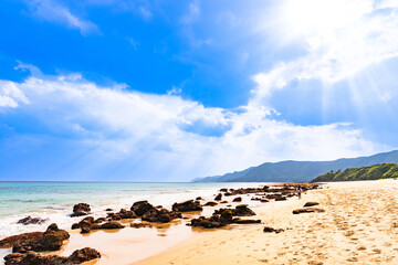 【 奄美大島 の 奄美市 の 自然 】 ハートロック 等の 奇岩群 がある 名瀬 の ビラ・ビーチ 