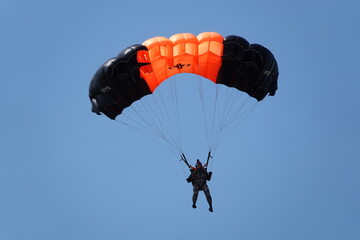 parachutiste militaire voile noire et orange gros plan