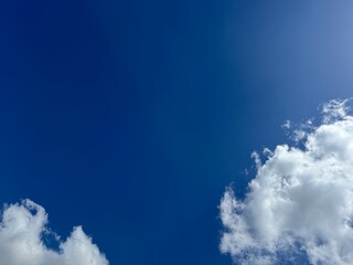 ciel bleu peu de nuages