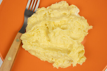 assiette de purée et fourchette, en gros plan