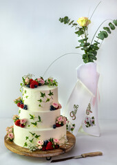 Hochzeitstorte aus drei Stufen schön verziert