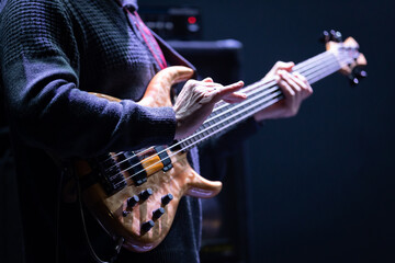 Obraz premium man playing electric bass guitar