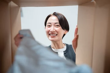  ダンボールを覗く女性 © naka