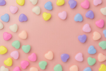 カラフルなハート型オブジェの俯瞰