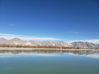 Obraz premium mountain lake and blue sky