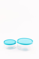 Immagine con contenitori vuoti in vetro per alimenti e coperchio a tenuta su fondo bianco