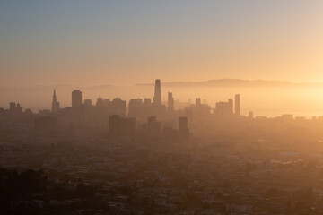 Fototapeta premium San Francisco Skyline vom Twin Peaks bei Sonnenaufgang