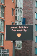 Herzliche Verkehrsinfo in Köln: „Jemand liebt dich – fahr vorsichtig“