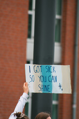 Selbstgemaltes Schild mit emotionaler Botschaft beim Radrennen