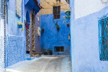 Fototapeta premium Klimatyczne uliczki w niebieskim mieście w Maroku