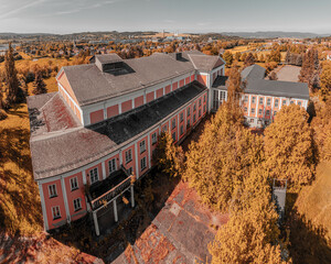 The Cultural Palace of VEB Maxhütte Unterwellenborn is a former cultural center and has been a listed building since September 24, 1987. It is located in the municipality of Unterwellenborn in the Saa