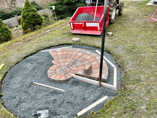 Einen Pflasterkreis legen als Feuerstelle im Garten