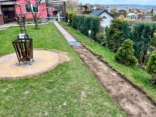 Ausgehobenes Pflasterbett, Gartenweg pflastern, 