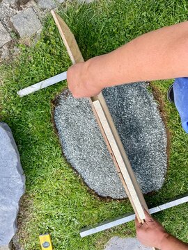 Verlegesplit abziehen, Untergrund f&uuml;r Trittsteine vorbereiten