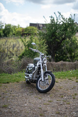 Obraz premium Detail shot of a metallic engine and bodywork of a custom motorcycle.