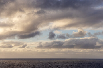 Obraz premium Dramatic Cloudscape Over Serene Pacific Ocean at Dusk