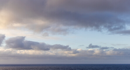 Obraz premium Serene Ocean Underneath Dramatic Sky and Clouds with Tranquil Atmosphere