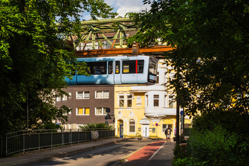Eine Schwebebahn über dem Flussbett der Wupper in der Nähe der Haltestelle Völklinger Straße in...