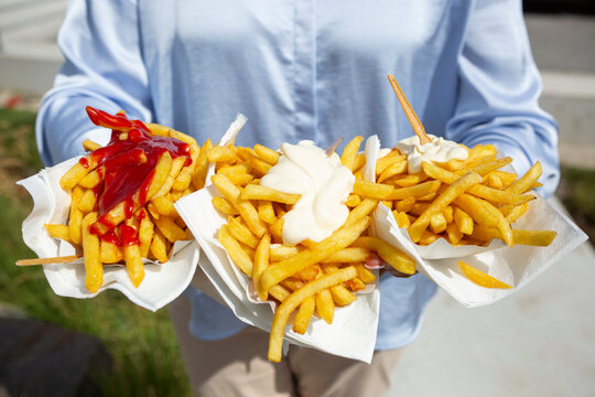 Gro&szlig;e Portion Pommes mit Mayo und Ketchup
