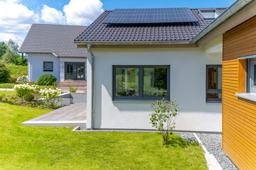 Modernes Flachbauhaus in Wohnsiedlung