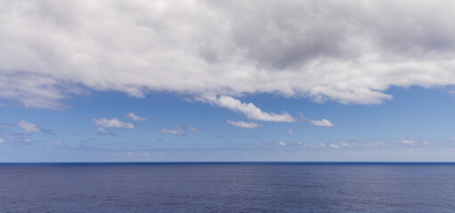 Obraz premium Serene Ocean View With Blue Sky and Clouds Over the Pacific Waters