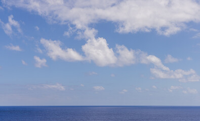 Obraz premium Serene Ocean View Under Beautiful Cloudscape in Bright Daylight