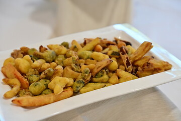 Addobbi e aperitivi per feste in location di compleanno, comunioni, con bicchieri, palloncini, pizze, , crocchette, confetti, piatti, candele, fiori e torta