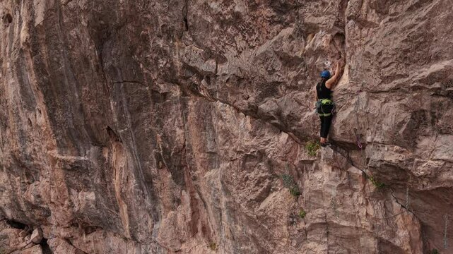 Escalada en la monta&ntilde;a, deporte extremo de aventura en el desierto, mujer escalando