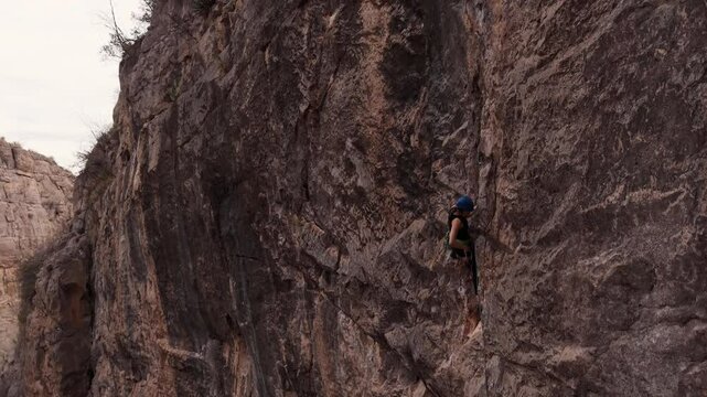 Escalada en la monta&ntilde;a, deporte extremo de aventura en el desierto